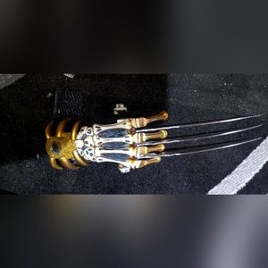 Wolverine claws
